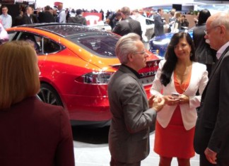 Dieter Zetsche, numero uno di Mercedes Benz, a Ginevra rende omaggio a Tesla