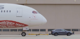Model X trascina Boeing per 300 metri! La Tesla Model X mentre sposta il 787 Qantas a Melbourne (Australia).