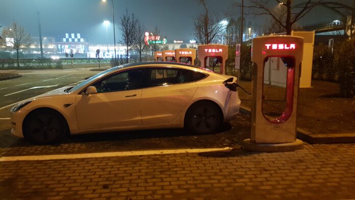 Tesla SUpercharger Arese Tesla supercharger Arese