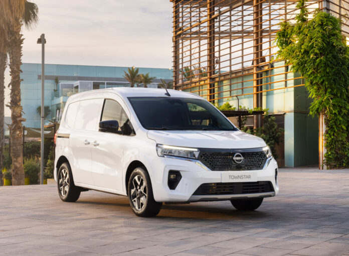 Nissan_esterni Autonomia 300km e ricarica utile in 37 minuti per il commerciale leggero che apre le porte ad un ecosistema energetico globale by Nissan