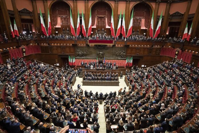 Camera_dei_deputati Il Presidente della Repubblica Sergio Mattarella con il Presidente del Senato Maria Elisabetta Alberti Casellati e con il Presidente della Camera Roberto Fico,al Parlamento in seduta comune per la cerimonia di giuramento (foto di Francesco Ammendola - Ufficio per la Stampa e la Comunicazione della Presidenza della Repubblica)