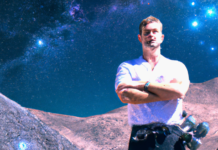 Elon Musk e le bianche distese del Donbass Immagine generata da DALL·E con la richiesta "A robust man on the peak in a lithium mine with his starlink satellites orbiting in the space behind him"