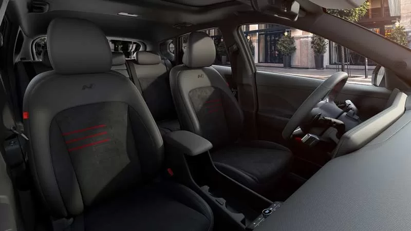 Hyundai Kona Electric foto interna che mostra i dettagli dei sedili sportivi
