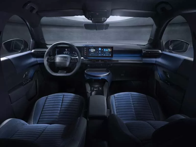 Lancia Ypsilon Cassina interno grandangolo cruscotto