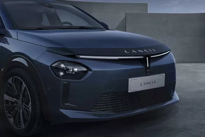 Lancia Ypsilon Cassina esterno, foto angolata del muso anteriore